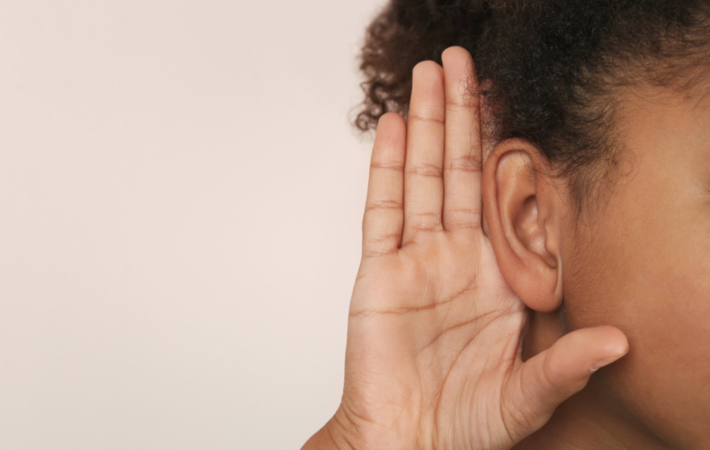 main à oreille (femme noire) perte audition
